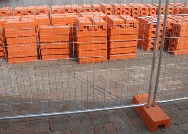 Thép hàng rào tạm thời 2.4x2.1 Meter với bê tông chân nhựa đầy